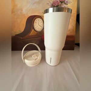 Hydrapeak Voyager 40oz Tumbler. Cream colored insulated tumbler